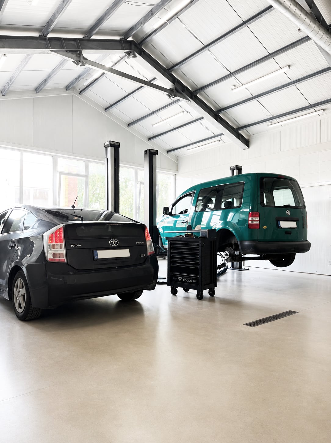 Toyota Prius ir Volkswagen Caddy aptarnavimas Hot Deals Garage servise