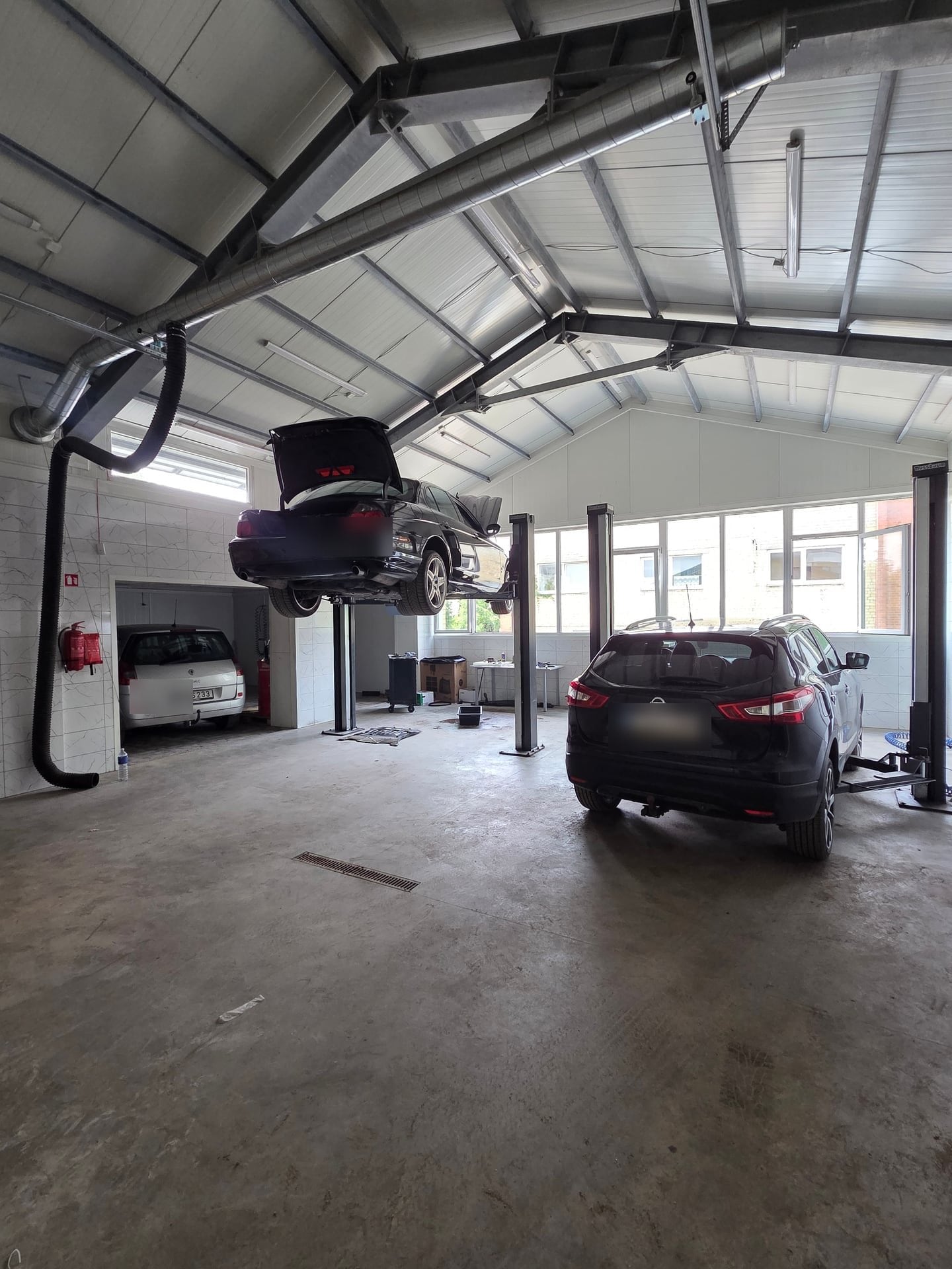 Automobiliai ant keltuvų Hot Deals Garage autoservise Vilniuje